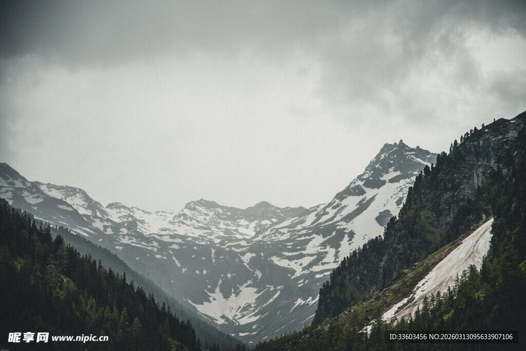 云雾缭绕的壮丽雪山景色