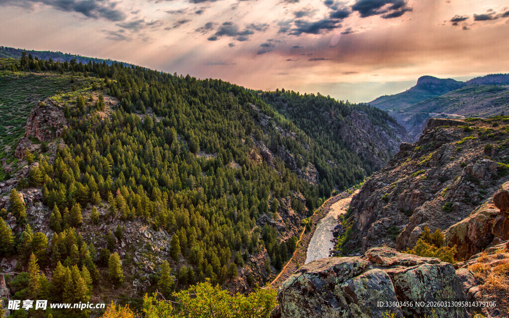 山谷间壮美日落风景