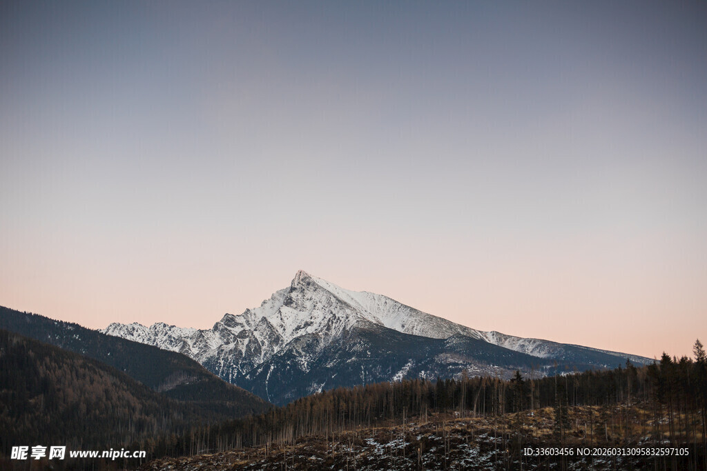 雪山晨曦美景