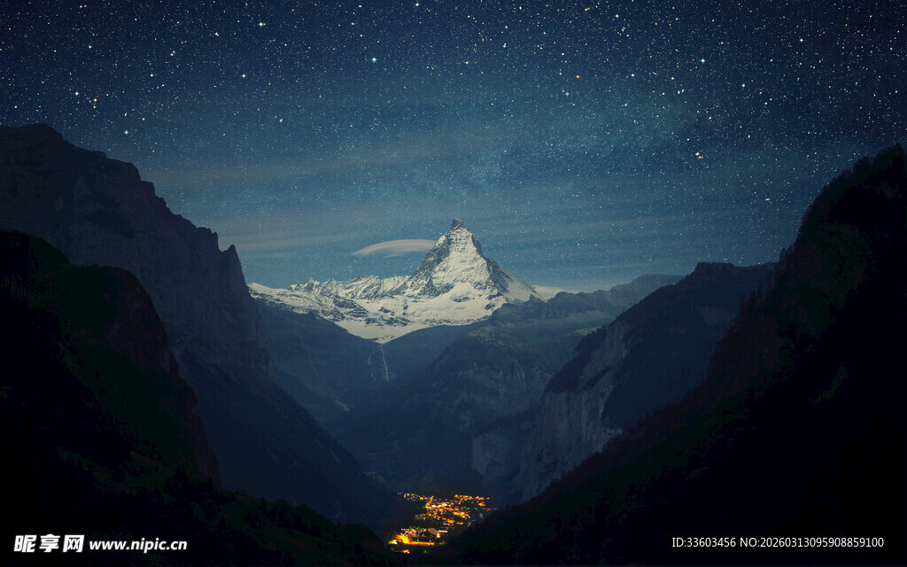 夜空下的雪山山谷美景