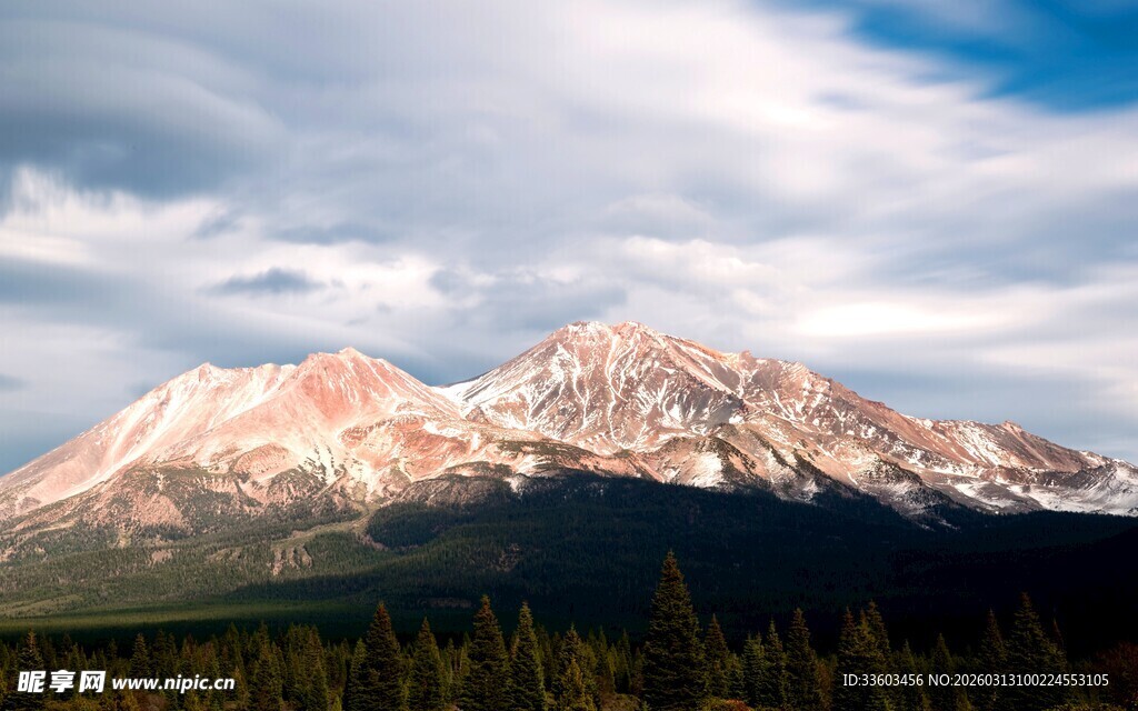 壮丽雪山与天际美景