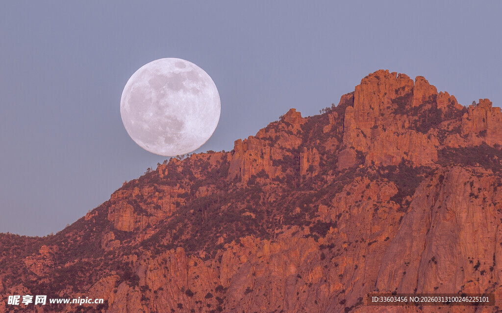 山间升起的皎洁满月