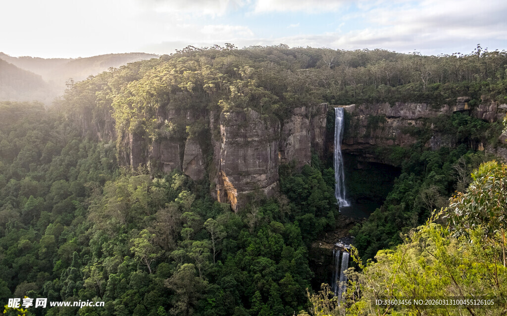 壮丽峡谷瀑布自然景观