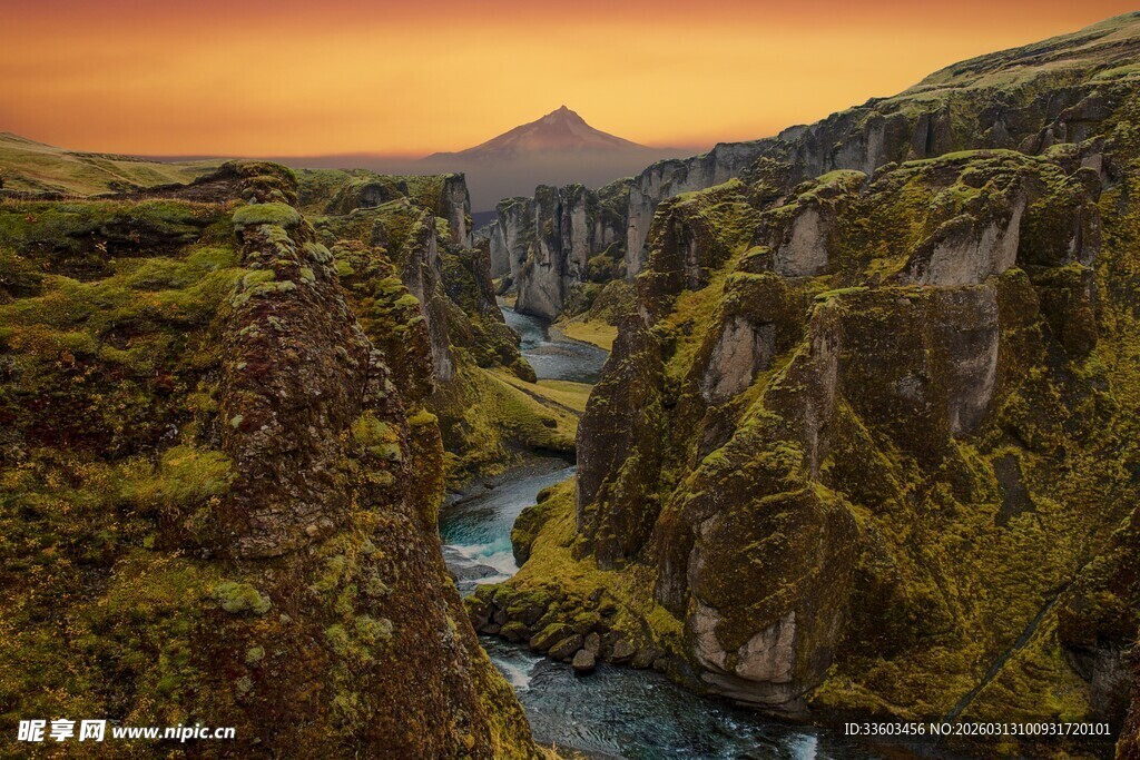 壮丽山谷间的夕阳美景