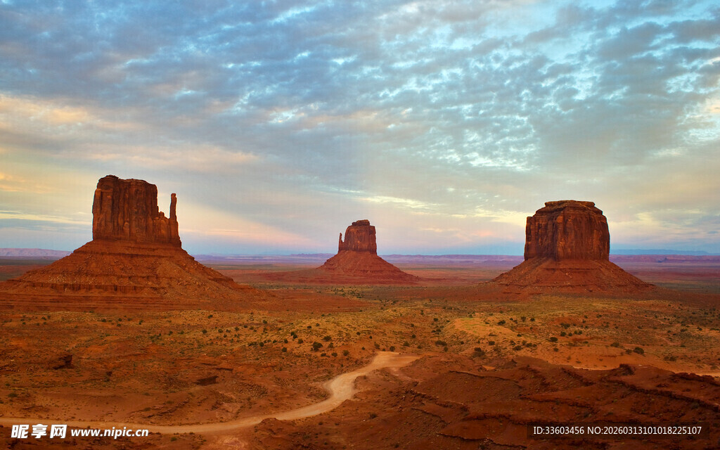 壮丽沙漠中的奇特岩石景观