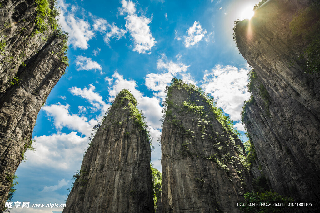 壮丽奇峰与蓝天白云景观