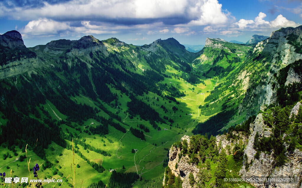 山峦绿野间的壮丽景致