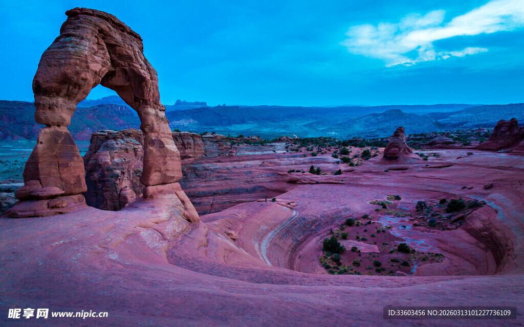 沙漠中的壮丽石拱门景观