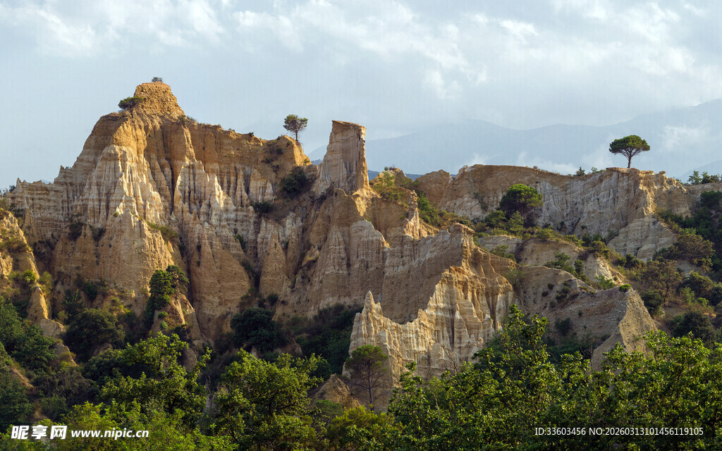 壮丽山间城堡遗迹景观