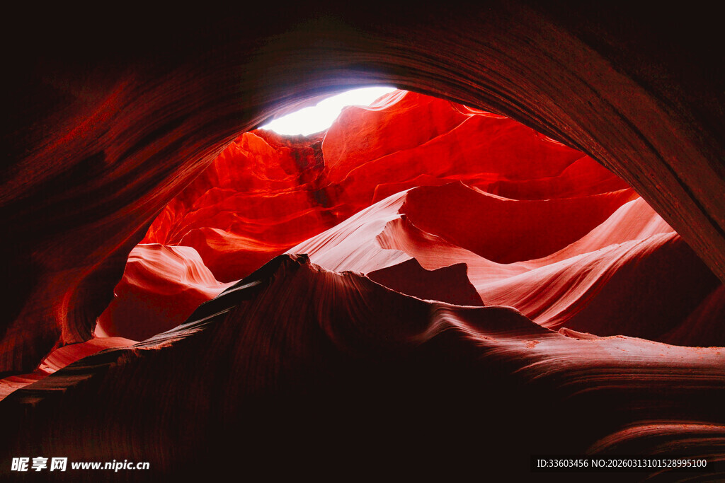 梦幻红色峡谷洞穴景观