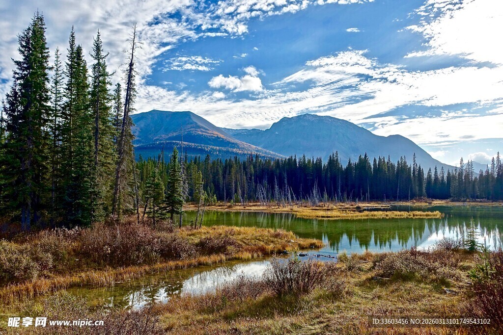 山间湖畔的秀丽自然风光