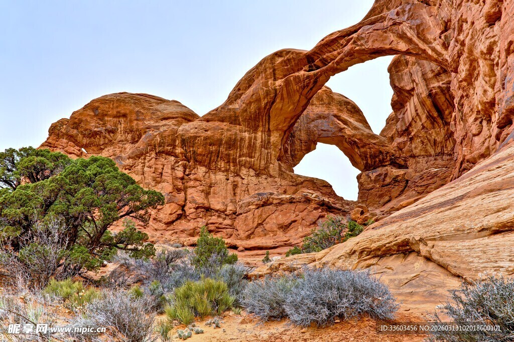 沙漠中的壮丽双拱岩石景观