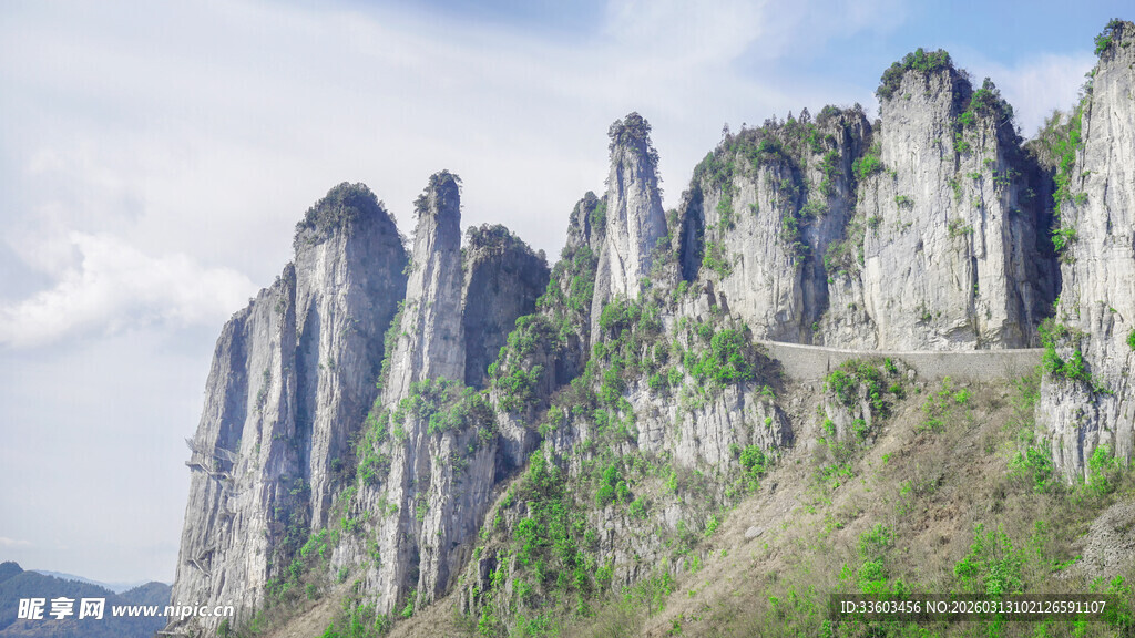 奇峰耸立的壮丽山景
