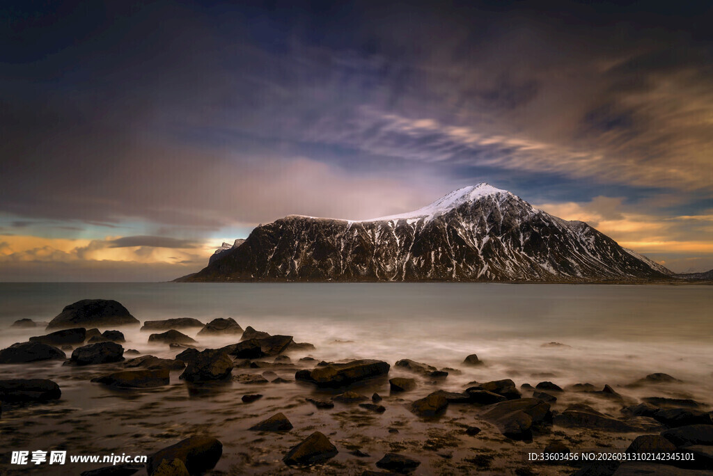 海边壮丽山景与黄昏天色