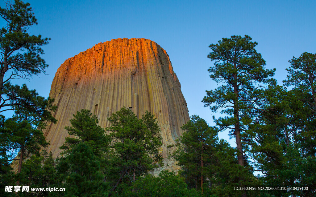 孤峰耸立的壮丽自然景观