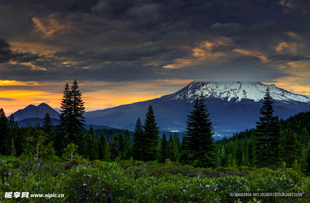 壮丽山景中的日落风光