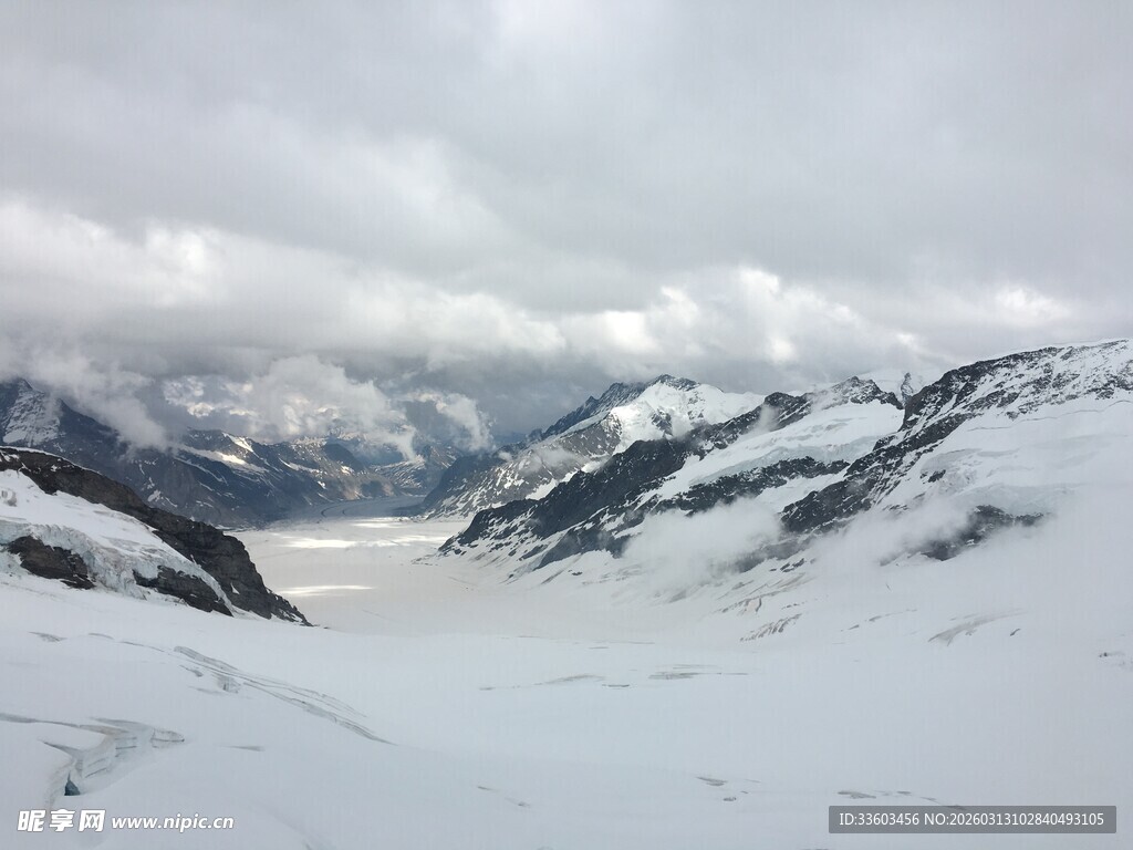 雪山云海壮丽风光