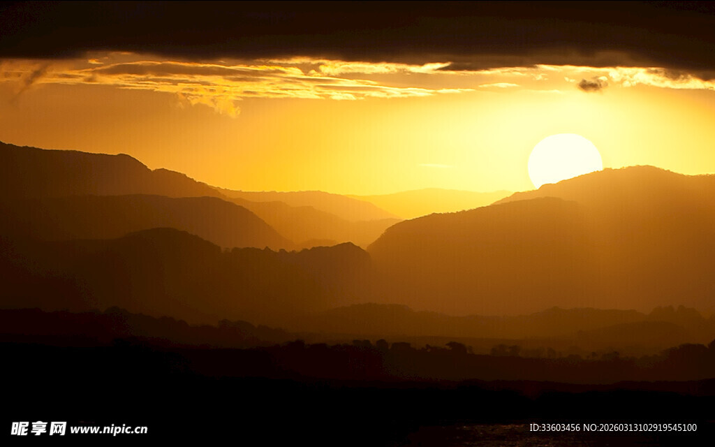 夕阳下的壮丽山峦景色