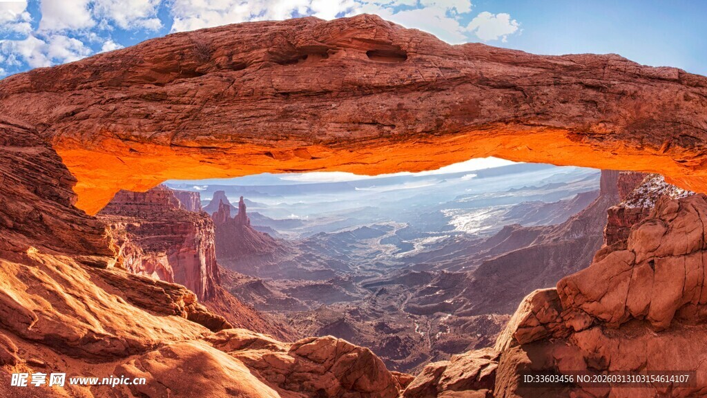 壮丽峡谷中的天然石拱门