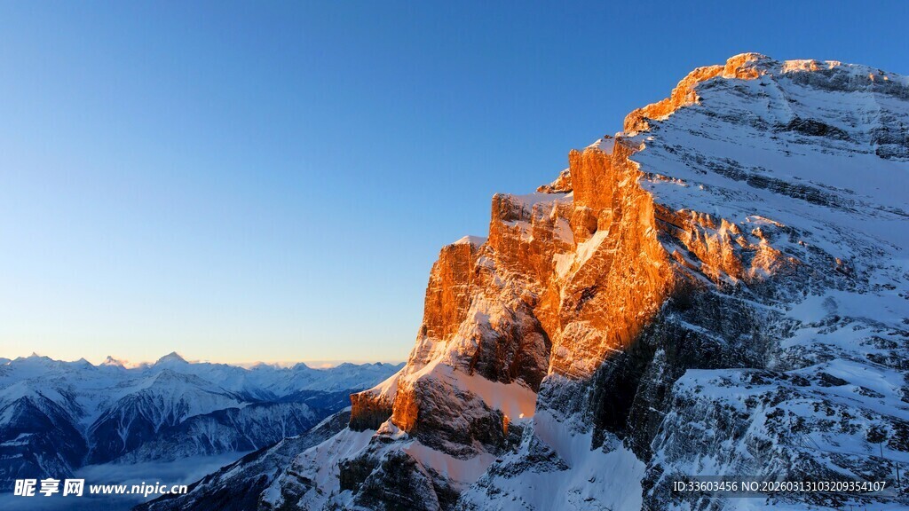 雪山之巅的壮丽日出