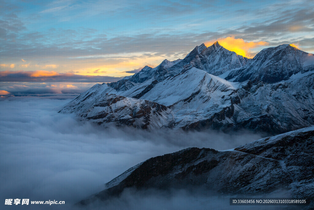 壮丽雪山云海日出美景