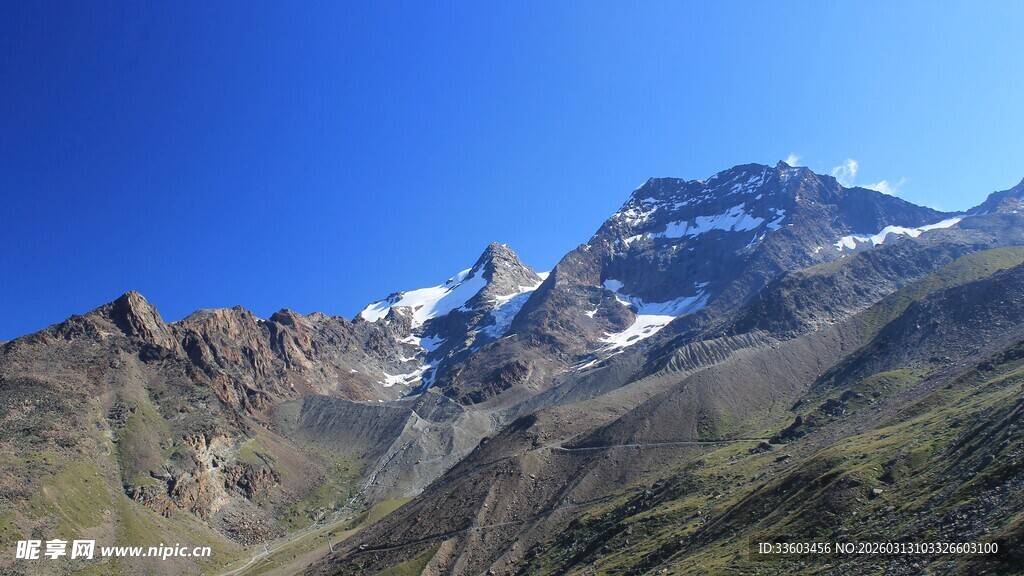 巍峨雪山壮丽山景