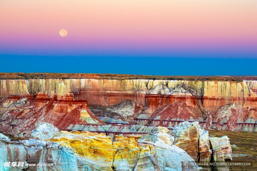 夕阳下的五彩地貌奇观