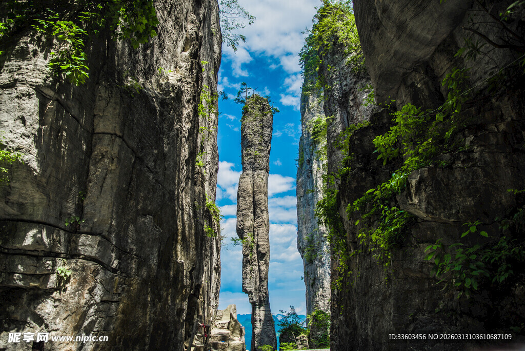 狭窄石巷中的蔚蓝天空