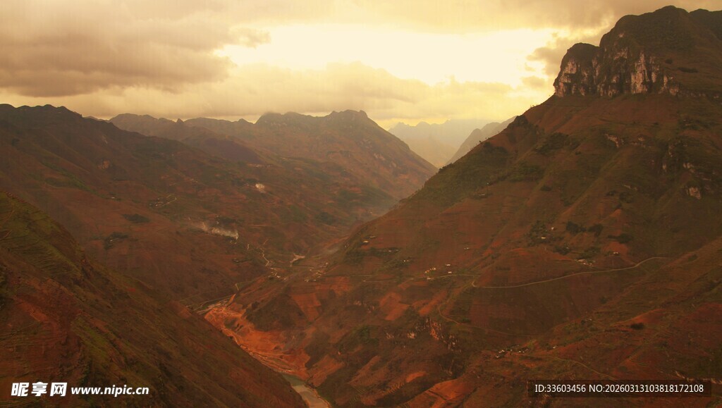壮丽山谷间的黄昏美景