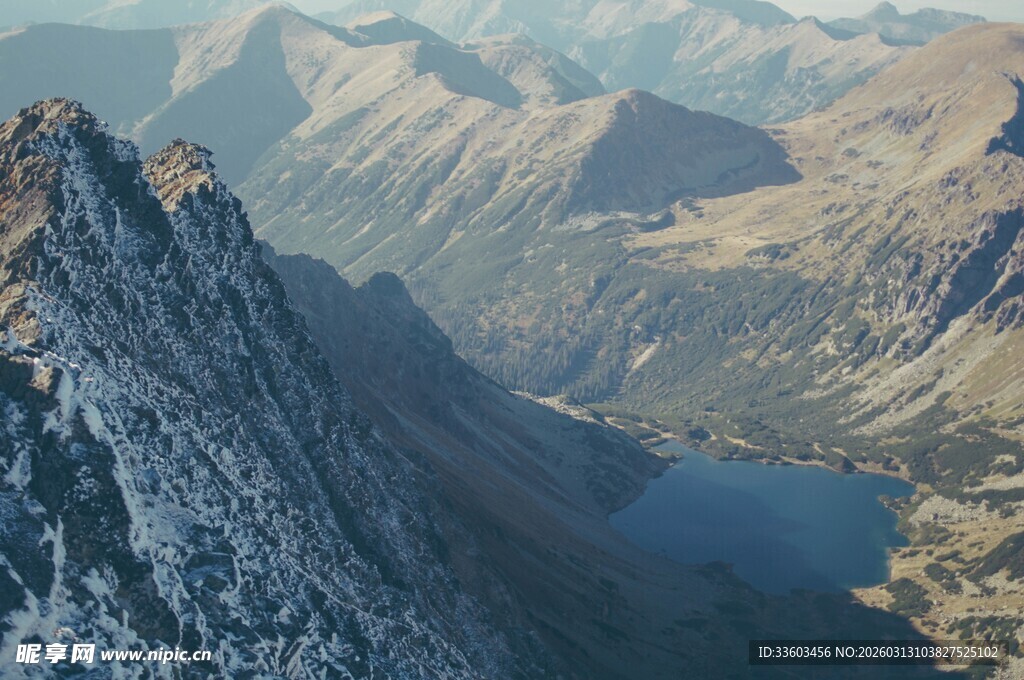 壮丽高山湖泊美景