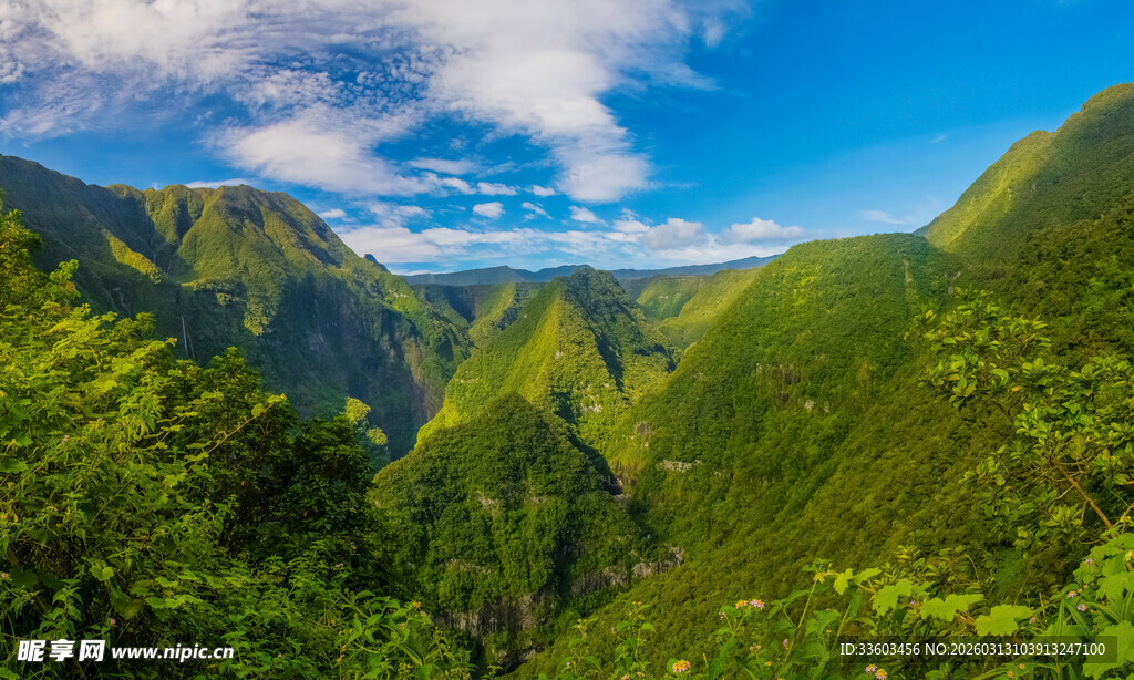 青山翠谷间的壮美风光