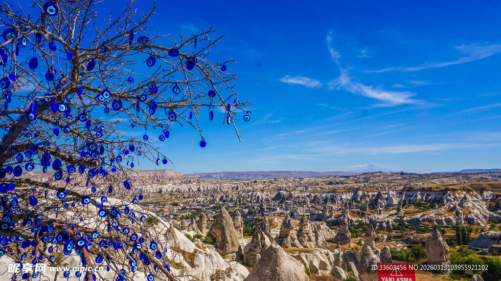 俯瞰壮丽山谷美景