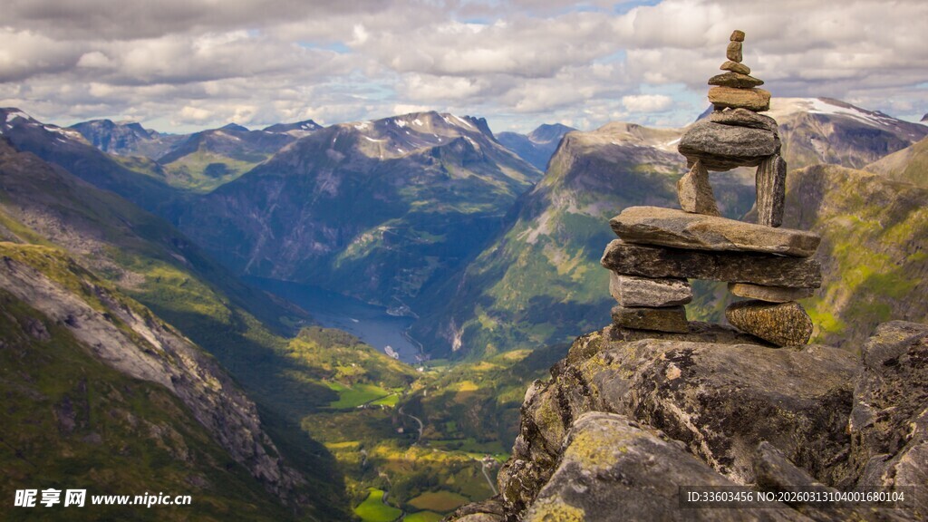 悬崖上的石塔与壮美山景