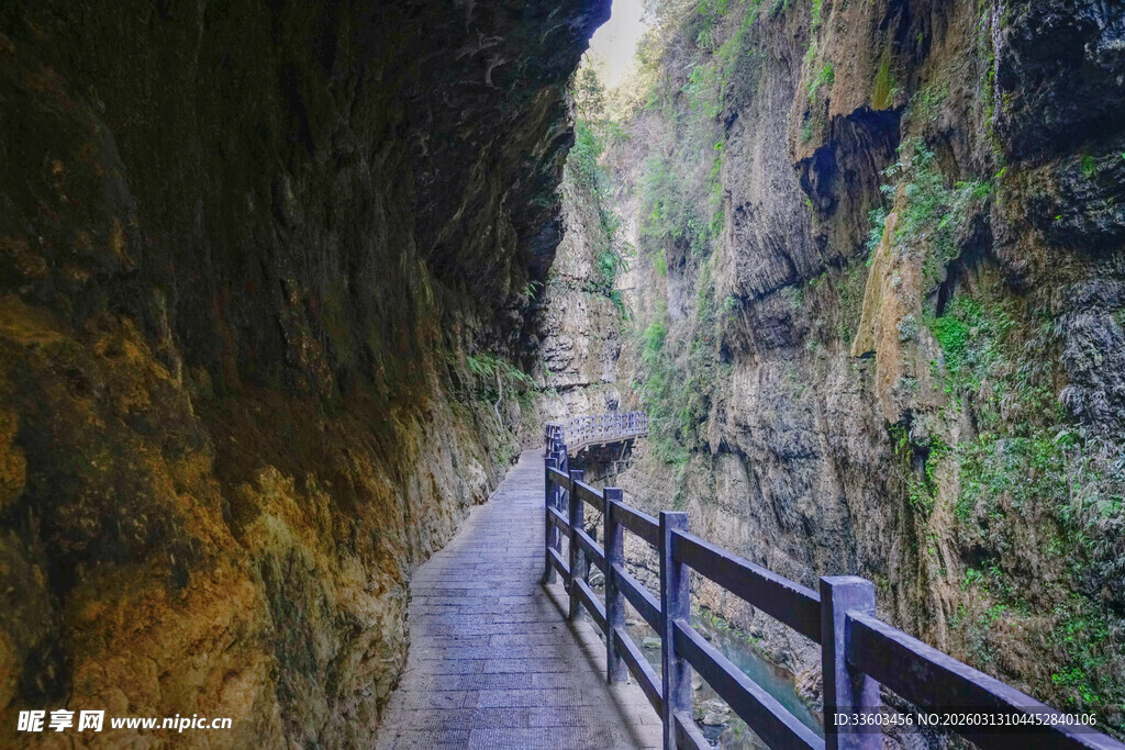 山间栈道穿行于峭壁之间