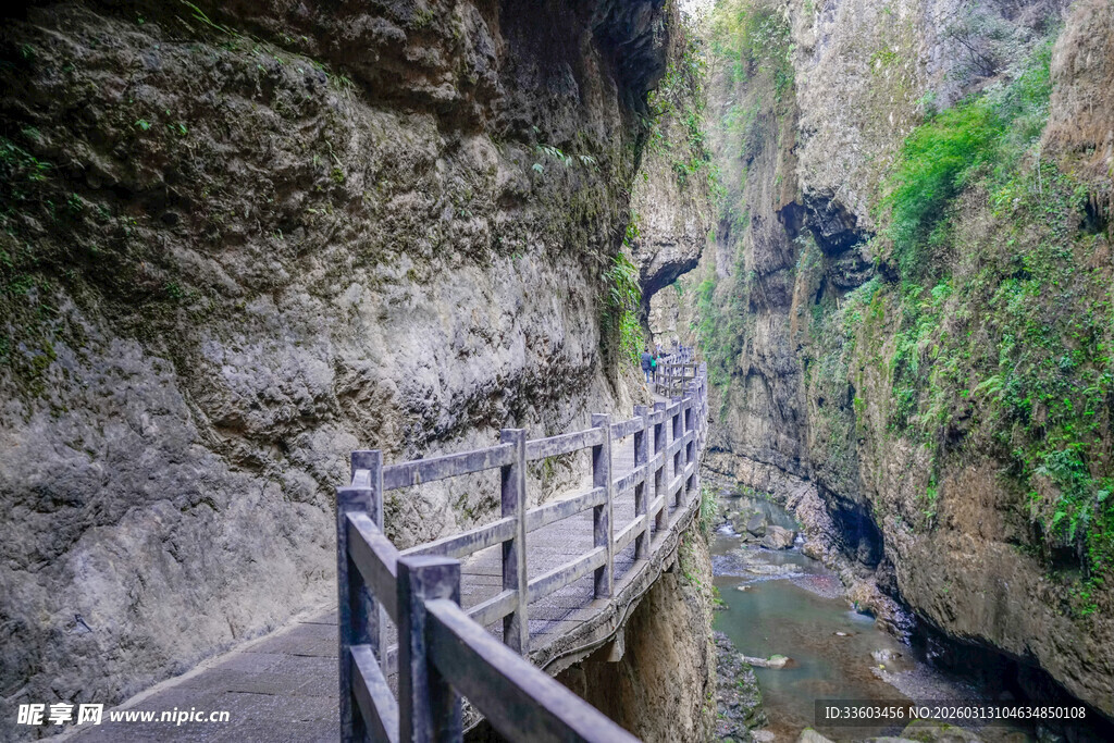 山间栈道穿行于峡谷之间