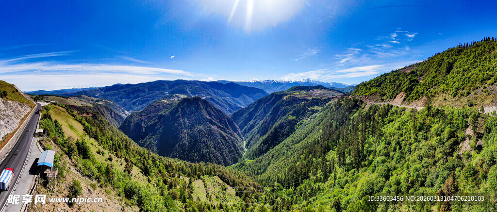 山间壮丽景观全景图