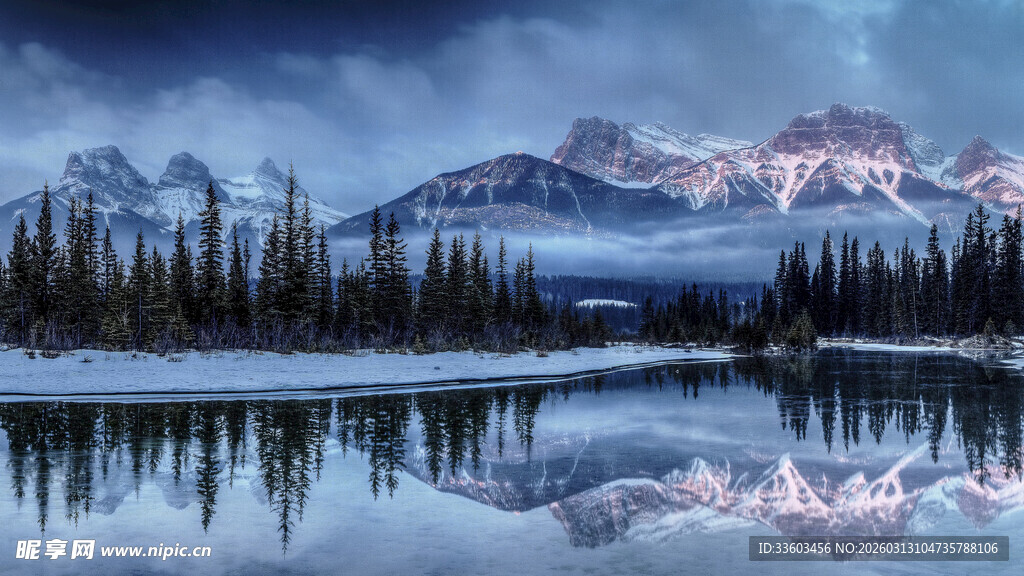 冬日静谧湖景与雪山倒影