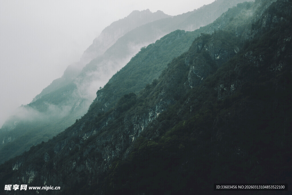 云雾缭绕的巍峨山峦