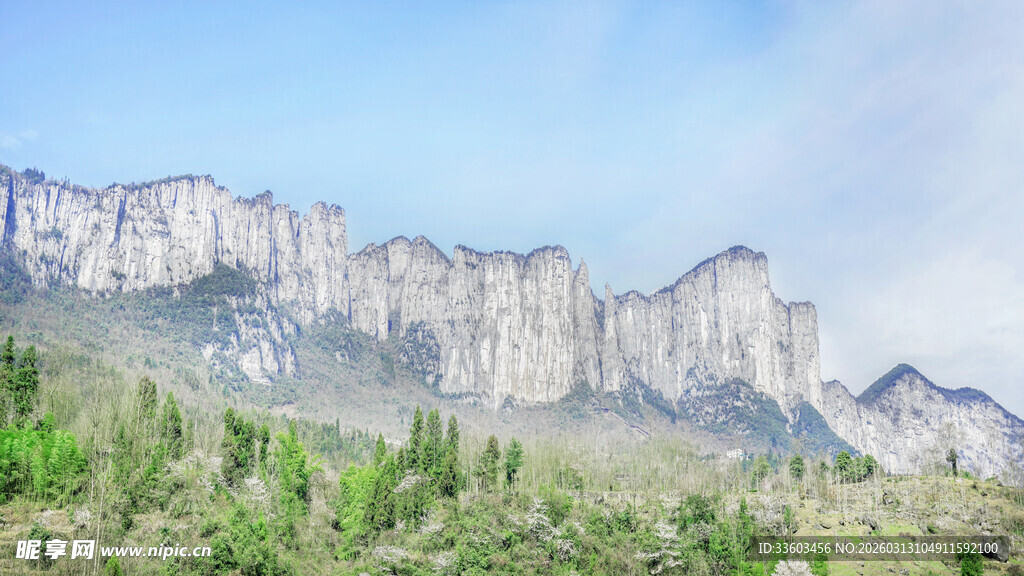 壮丽山峰与葱郁植被景观