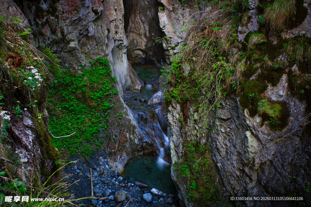 山间幽谷中的潺潺溪流
