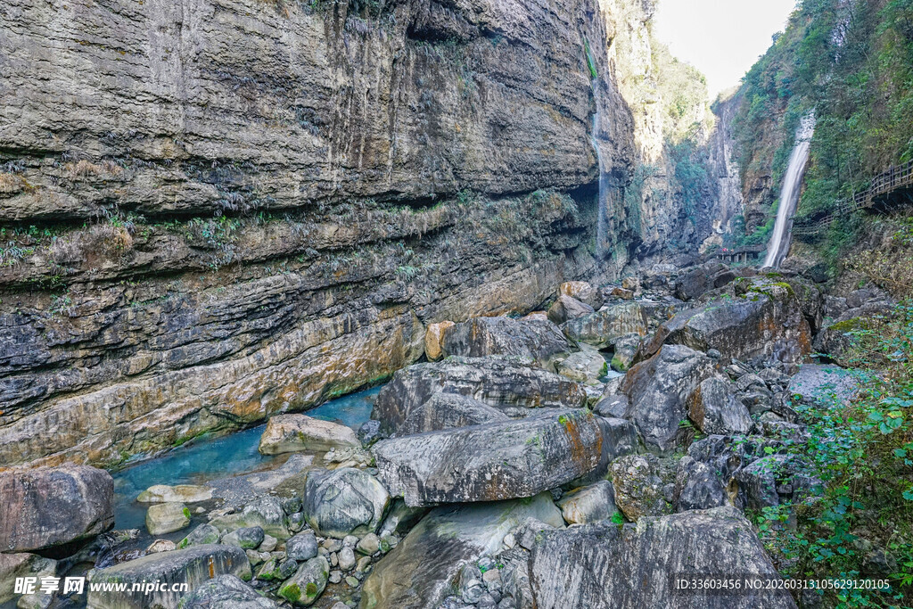 峡谷溪流间的自然奇景