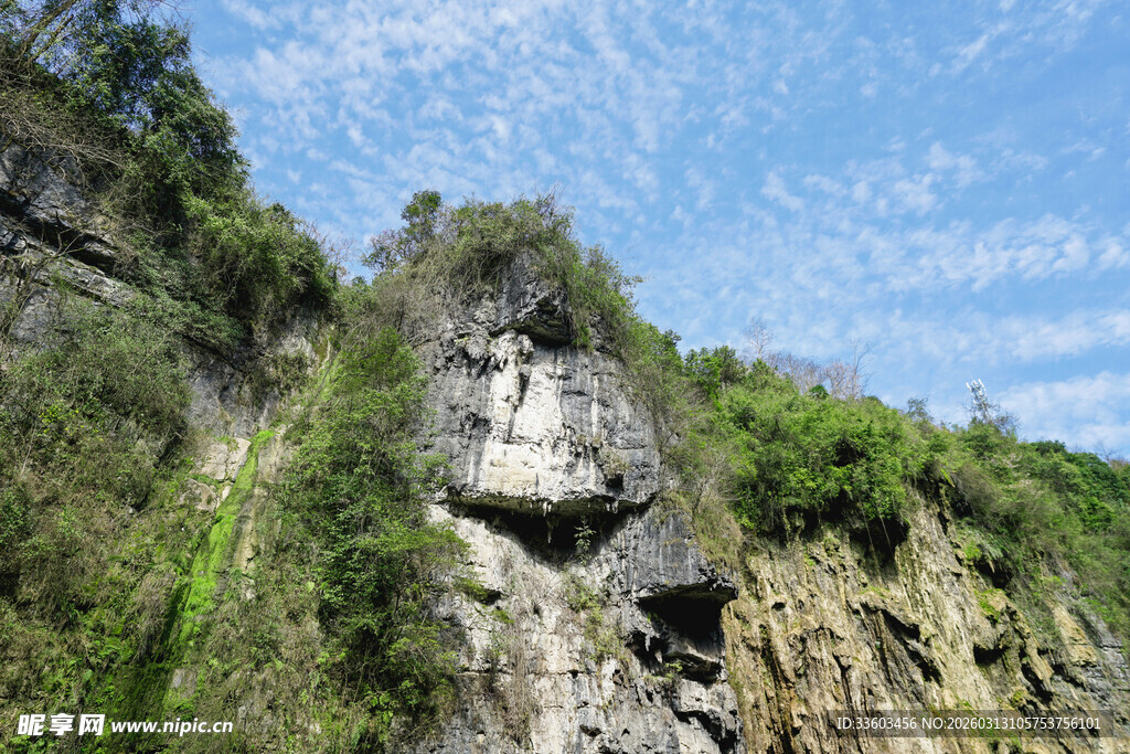 山间嶙峋岩石与葱郁植被