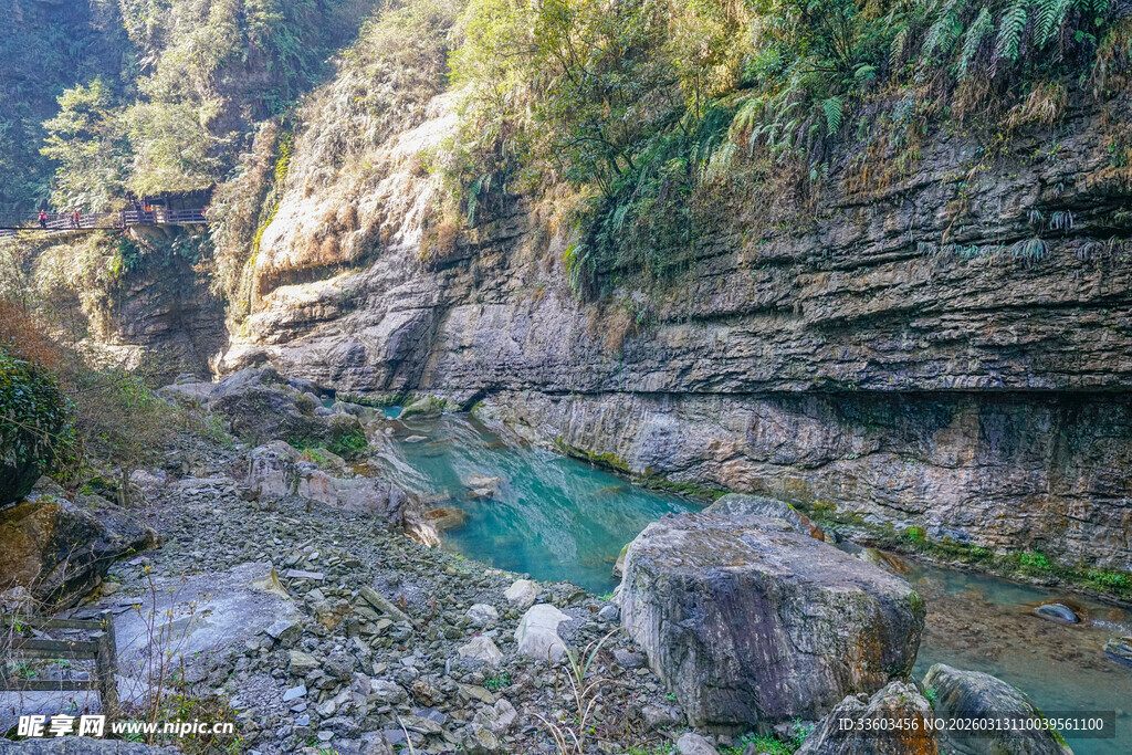 山间幽美溪流与嶙峋怪石