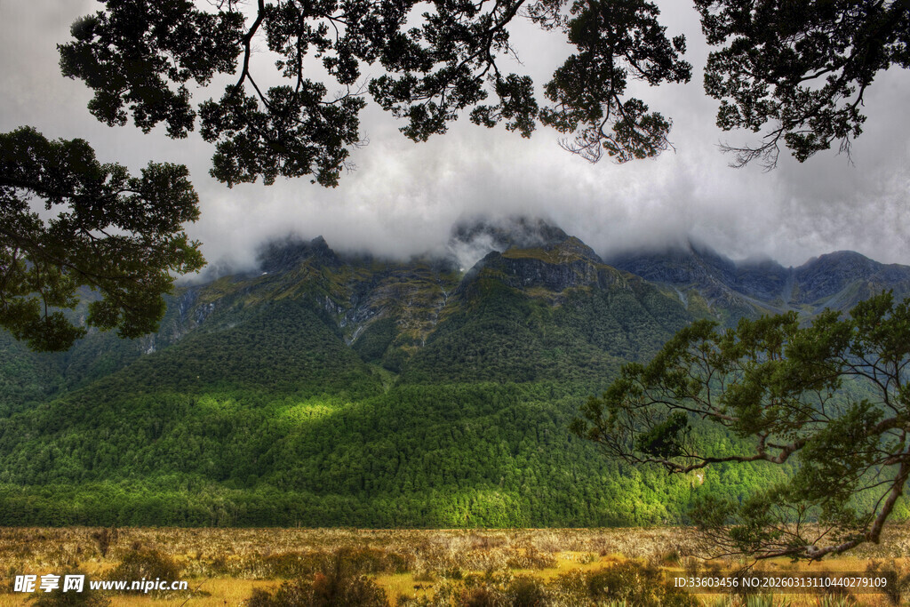 山间云雾缭绕的自然美景