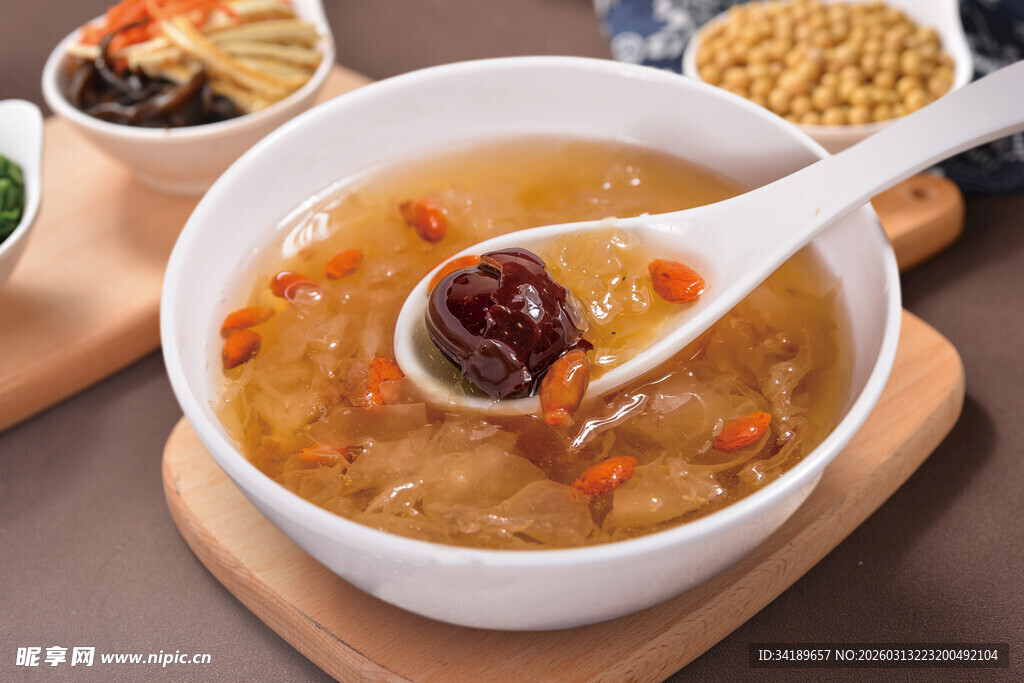 红枣枸杞银耳汤