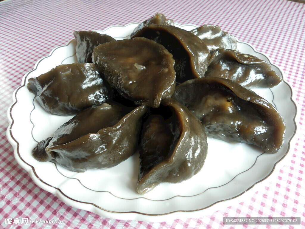 一盘深色饺子