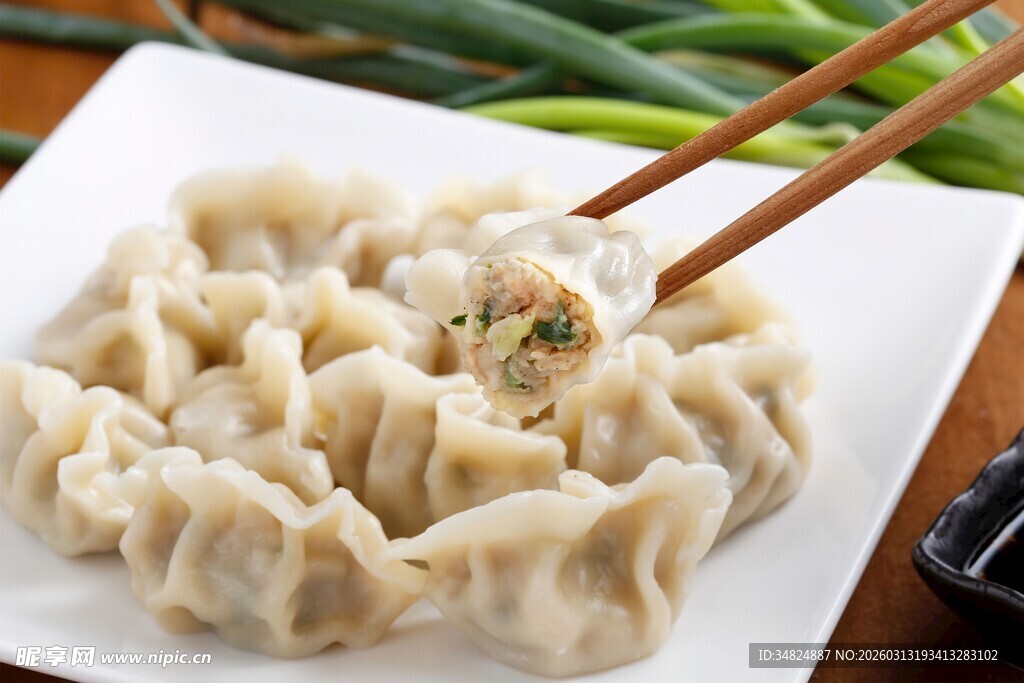 筷子夹起的美味饺子