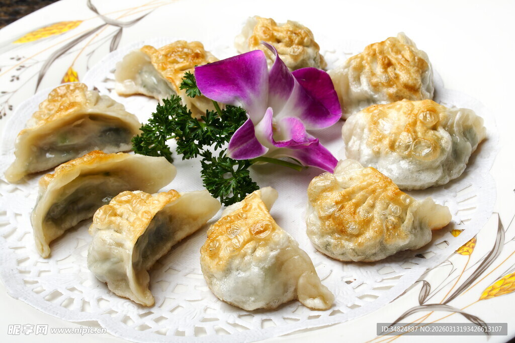 精美摆盘的特色饺子