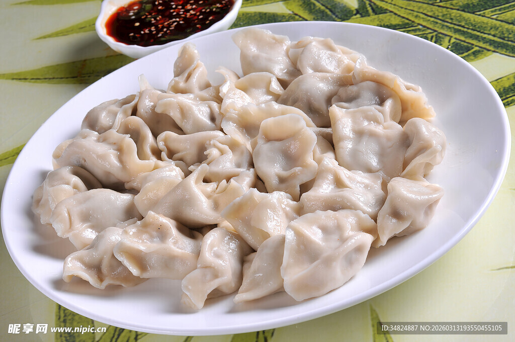 美味馄饨配香辣蘸料