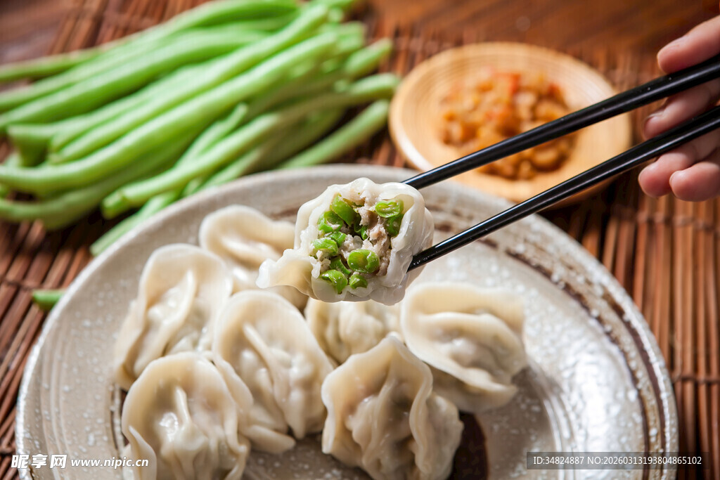 筷子夹起的美味饺子